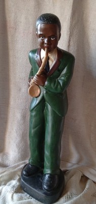 Cantaret de jazz cu saxofon, sculptura in gips foto