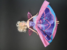 Papusa barbie, cu aripi si rochie speciala prin apasarea unui buton foto