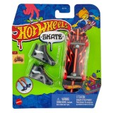 Set mini placa skateboard cu pantofi, Hot Wheels, HVJ71