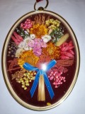 Tablou vintage ornament decor perete in rama ovala cu flori uscate pe suport de catifea bordo cu sticla convexa bombata