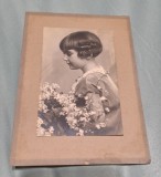 Poza fetita si flori - fotografie tip carte postala - fotografie veche anii 1920
