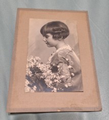 Poza fetita si flori - fotografie tip carte postala - fotografie veche anii 1920