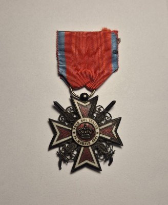 Ordinul Coroana Romaniei Cavaler Primul Model cu spade de Razboi Piesa Rara foto