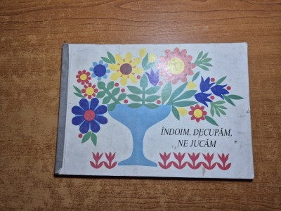 carte pentru copii - lucru manual - indoim , decupam , ne jucam - din anul 1978 foto