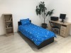 Set o perna 50x70 cm, o pilota 140x210 cm, culoare albastra, model &quot;Luna si stele&quot; (o persoana)