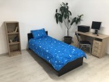 Set o perna 50x70 cm, o pilota 140x210 cm, culoare albastra, model &quot;Luna si stele&quot; (o persoana)