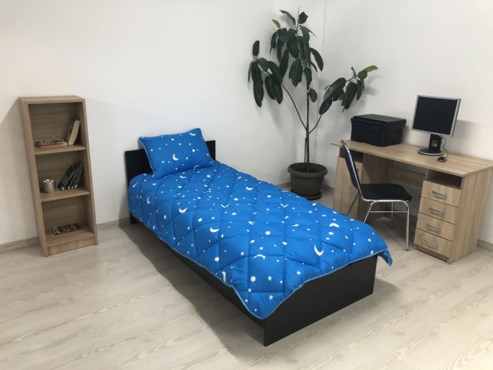 Set o perna 50x70 cm, o pilota 140x210 cm, culoare albastra, model &quot;Luna si stele&quot; (o persoana)