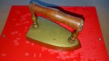 G468-CALCATOR vechi bronz masiv maner lemn stare foarte buna. Lungime 18 cm, inaltime 12, latime 9 cm, greutate 1,100 kg.