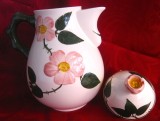 CEAINIC / CAFETIERA PORTELAN VILLEROY&amp;BOCH MODEL WILD ROSE DECOR CU TRANDAFIRI IN RELIEF 23 CM