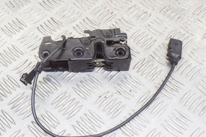 &Icirc;ncuietoare capota AUDI Q5 8R 2016 OEM: 8K0823509F | 12134464