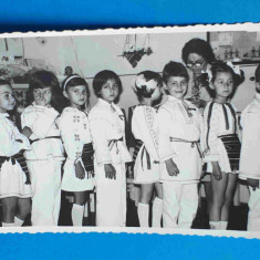 Fotografie veche anii 1970 - Serbare Gradinita - copii in costume populare