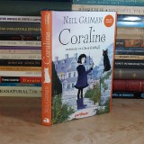 NEIL GAIMAN - CORALINE * ILUSTRATII , ARTHUR , 2021 ( CARTONATA ) *