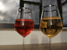 Vand vin alb,rose ?i rosu 100% natural, produc?ie proprie, calitate superioara foto