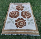 Covor vechi taranesc de lana, in culori naturale, tesut in casa, model cu trandafiri, 155cm x 100cm