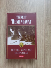 Pentru cine bat clopotele - Ernest Hemingway foto
