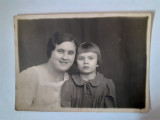 Fotografie cca 6/9 cm cu mamă și fiică din Rom&acirc;nia &icirc;n anii 30