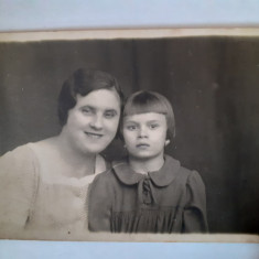 Fotografie cca 6/9 cm cu mamă și fiică din România în anii 30