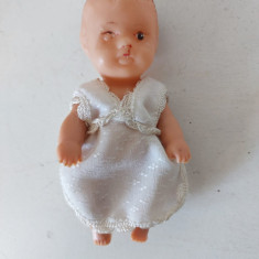 Papusa bebelus Aradeanca, anii 70, 11 cm, plastic cu cauciuc, hainele originale