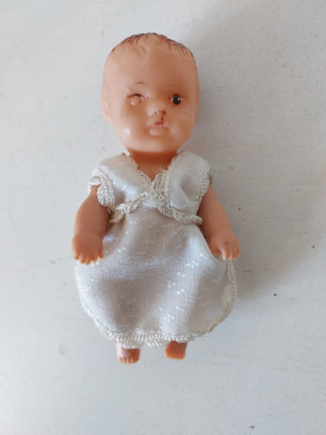 Papusa bebelus Aradeanca, anii 70, 11 cm, plastic cu cauciuc, hainele originale foto