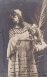 Carte postala cu femeie si cosulet cu flori (circulata 1905)