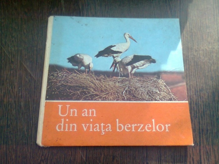 UN AN DIN VIATA BERZELOR - KLAUS SCHONERT