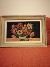 Tablou cusut mare Goblen vechi inramat buchet flori in vaza fundal negru rama lemn fara sticla total 69.5x47.5
