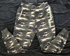 PANTALONI LUNGI TRENING SPORT BARBATI IMPRIMEU CAMUFLAJ ARMY ARMATA BUZUNARE foto