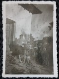 Fotografie, Femeie cu copii, in curtea casei, anii 50