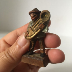 * Figurina veche de lemn, om, muzicant cu tuba, 5 cm, vintage