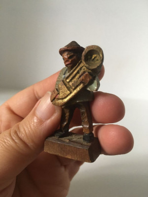 * Figurina veche de lemn, om, muzicant cu tuba, 5 cm, vintage foto