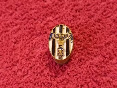 Insigna (model vechi-cu talpa) fotbal-JUVENTUS TORINO(fabricat Bertoni, Milano)