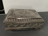 Superbă cutie de bijuterii veche din alamă argintată veche,superb decorată,stare perfectă,proveniență Franta.