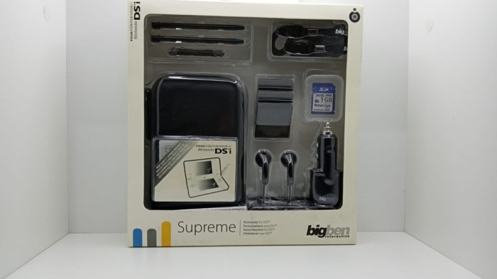 Micro SD memory card + 2 x stylus + 2 x strap + casti + incarcator auto + carcase protectie - Nintendo DSi 3499550264470