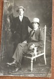 CPISTR8 Foto Veche Salutari din Barlad Portret Barbati Palarie Monoclu 1912 / Vintage Barlad Romania Photo Portrait Men Summer Hats Monocle 1912