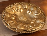 Centru de masa antic cu decorațiuni bogate &icirc;n relief de inspirație barocă sau rocaille. /din alama masiva Design: Prezintă motive florale gravate