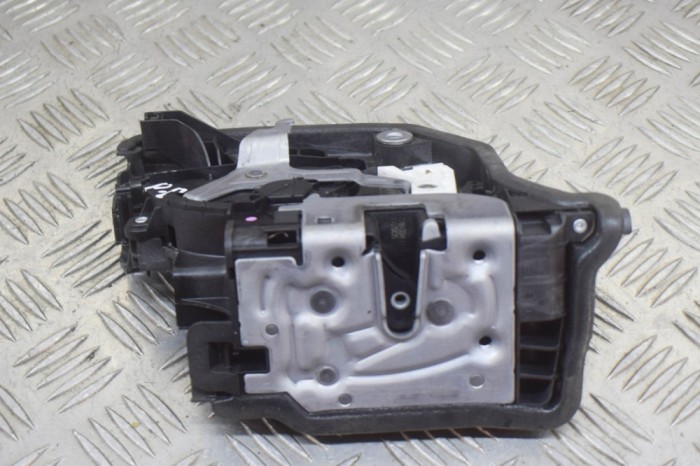 &Icirc;ncuietoare ușă dreapta față BMW X1 F48 2017 OEM: 18283810,7281934 12029573