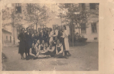 Fotografie veche grup eleve scoala de fete, eleve uniforma perioada interbelica foto