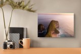 Tablou Canvas, "Coasta sălbatică sub apus bl&acirc;nd", Plajă, Apus, Ocean, St&acirc;nci, Vegetație, Tranquilitate, Natură, Spectacol, Lumină, Serenitate, 39 x 26