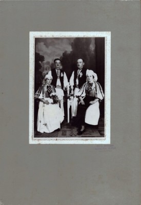 PM454N Țărani &amp;icirc;n port popular rom&amp;acirc;nesc, perioada interbelică, studio Mircea Iuga, Poiana Sibiului foto