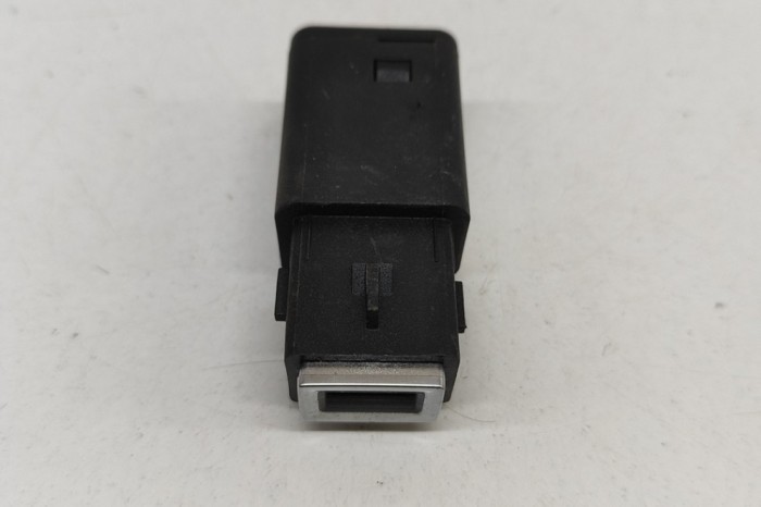 USB PEUGEOT 2008 II 2021 OEM: 98217039DX,9824334377 28136581