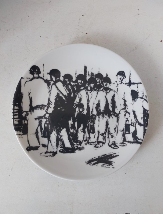 Farfurie porțelan decorativ &bdquo;Anfahrt&rdquo; &ndash; după schiță 1949 de Lieslotte E. Kirchner &ndash; Bergbau-Tradition Saarbr&uuml;cken, &Oslash; 19 cm