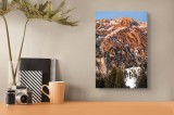 Tablou Canvas, "Răsăritul peste crestele &icirc;nzăpezite ale muntelui", Apus, Munte, Zăpadă, Brazi, St&acirc;ncă, Cer, Lumină, Iarnă, Natură, Contrast, 26 x 39 c