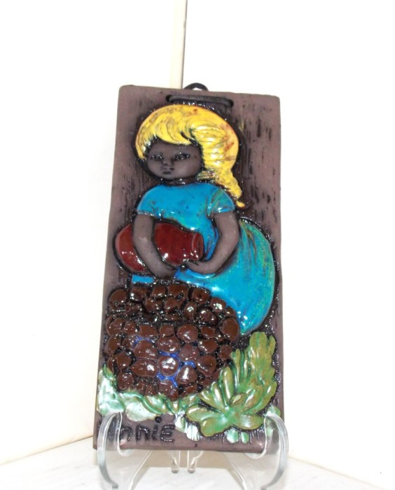 Tablou ceramică sgrafitto &icirc;n basorelief, smălțuit, hand made - Maria 3 - semnat Ninnie Forsgren, Bromma Keramik AB Suedia