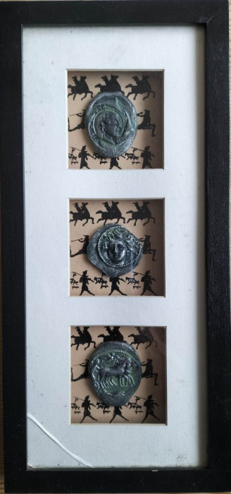 Tablou, cu 3 imitaţii de monede antice greceşti