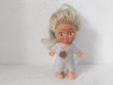 Papusa Aradeanca RICA, jucarie romaneasca veche 10 cm, anii 80, blonda, cu inelul de par si haina originala (completa)