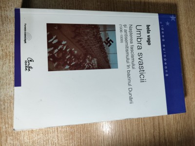Umbra svasticii - Nasterea fascismului si a antisemitismului in Bazinul Dunarii (1936-1939) - Bela Vago (Editura Curtea Veche, 2003) foto