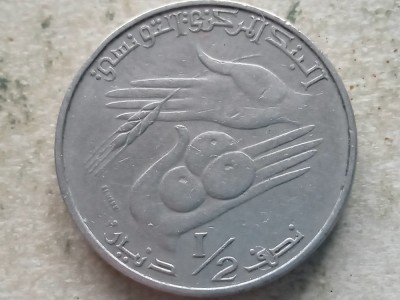TUNISIA-&amp;frac12; DINAR 1983 foto