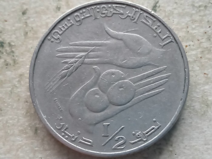 TUNISIA-&frac12; DINAR 1983