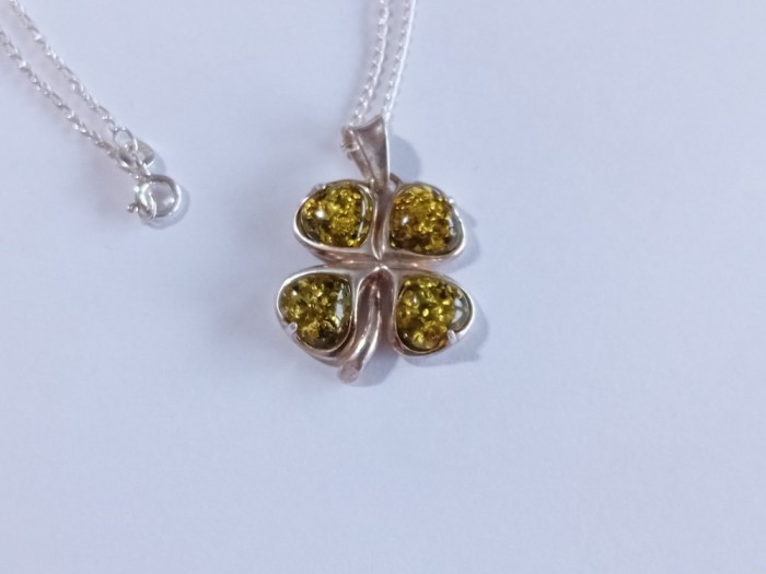 Lantisor din argint, pandant cu chihlimbar #2271