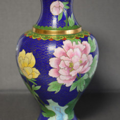 Vaza decorativa China anii 1960 tehnica cloisonne - decor floral - bujori